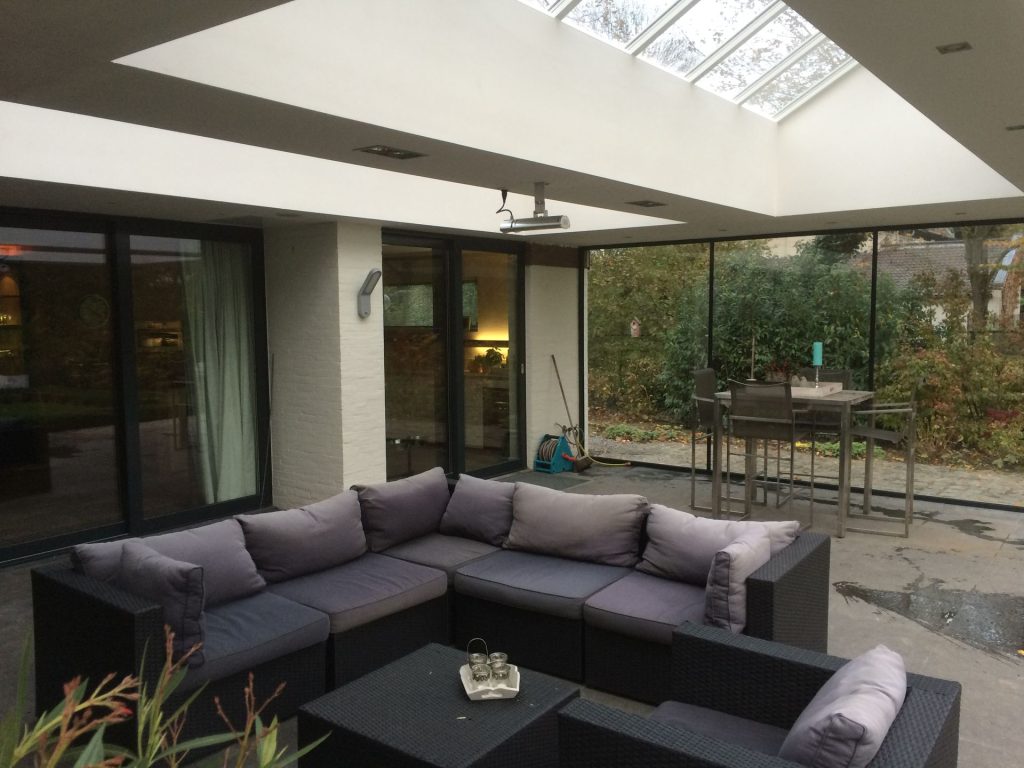 Loungehoek onder een overkapping met lichtstraat