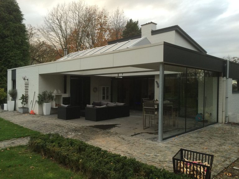 Tuinoverkapping met glazen wanden en terras