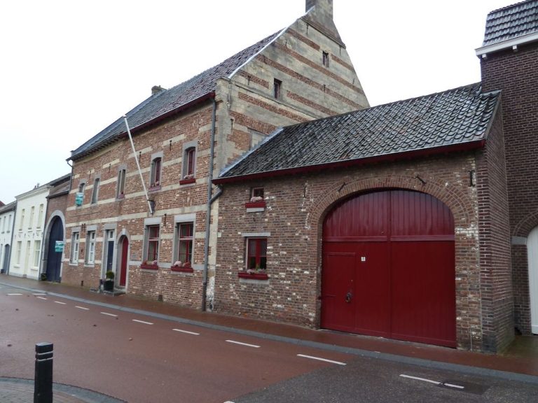Gerestaureerde boerderij met rode schuurdeur
