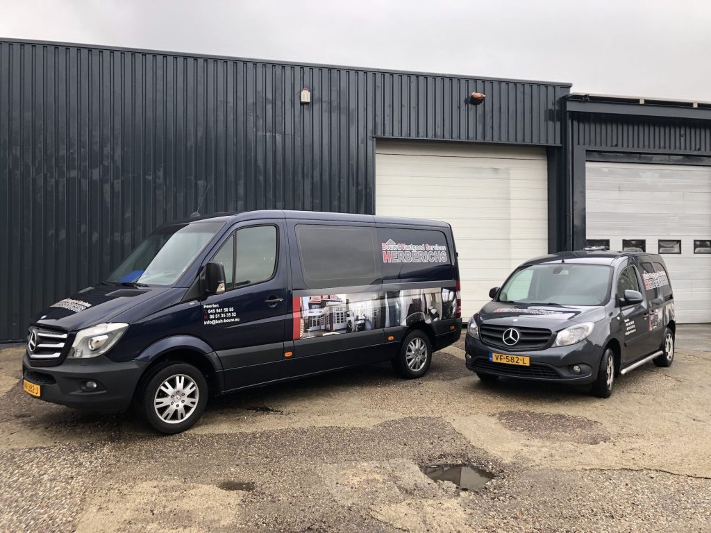 Bedrijfsbussen van BVSH voor de loods